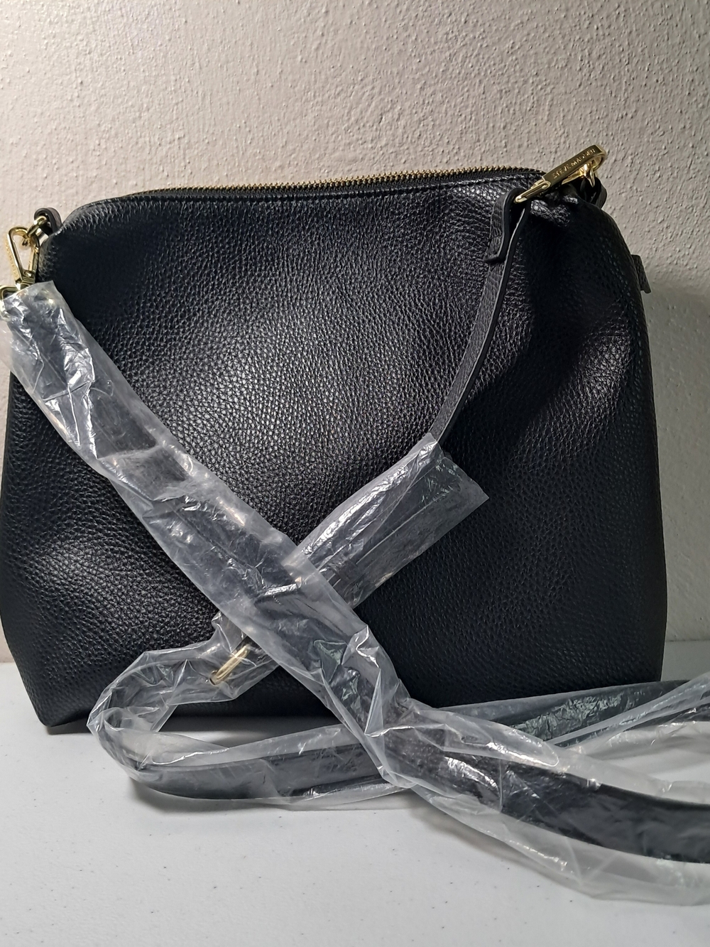 Steve Madden Black Pebbled Leather Crossbody with Gold Hardware - Picture 2 of 8